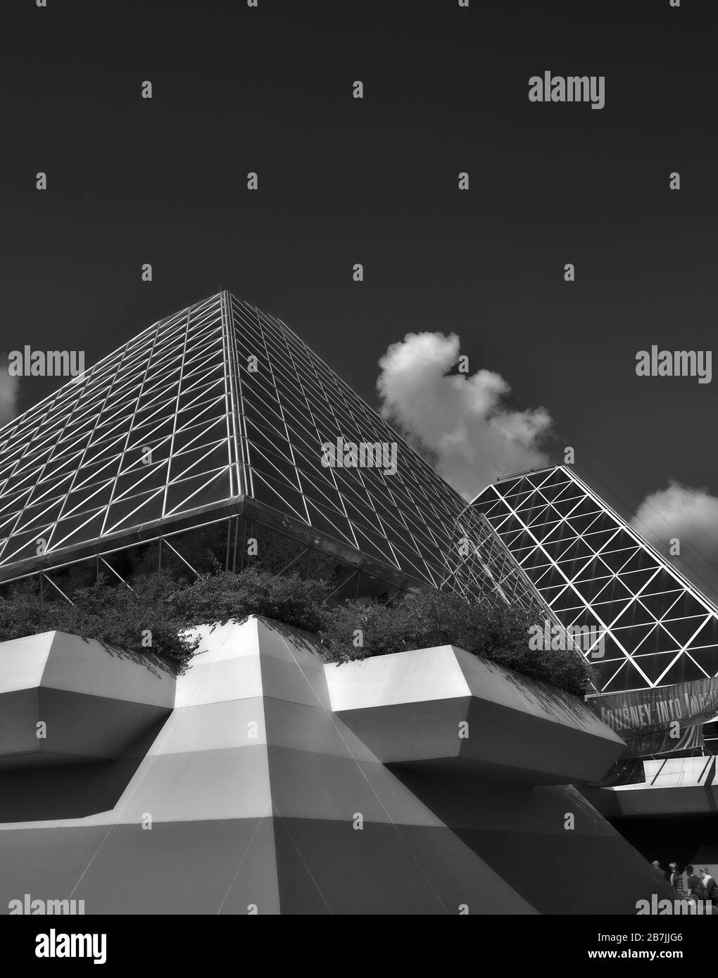Orlando, Florida/Stati Uniti d'America-Agosto 17 2017: Piramidi di vetro di immaginazione! Edifici all'Epcot Center, un tempo viaggio nell'immaginazione. Foto Stock