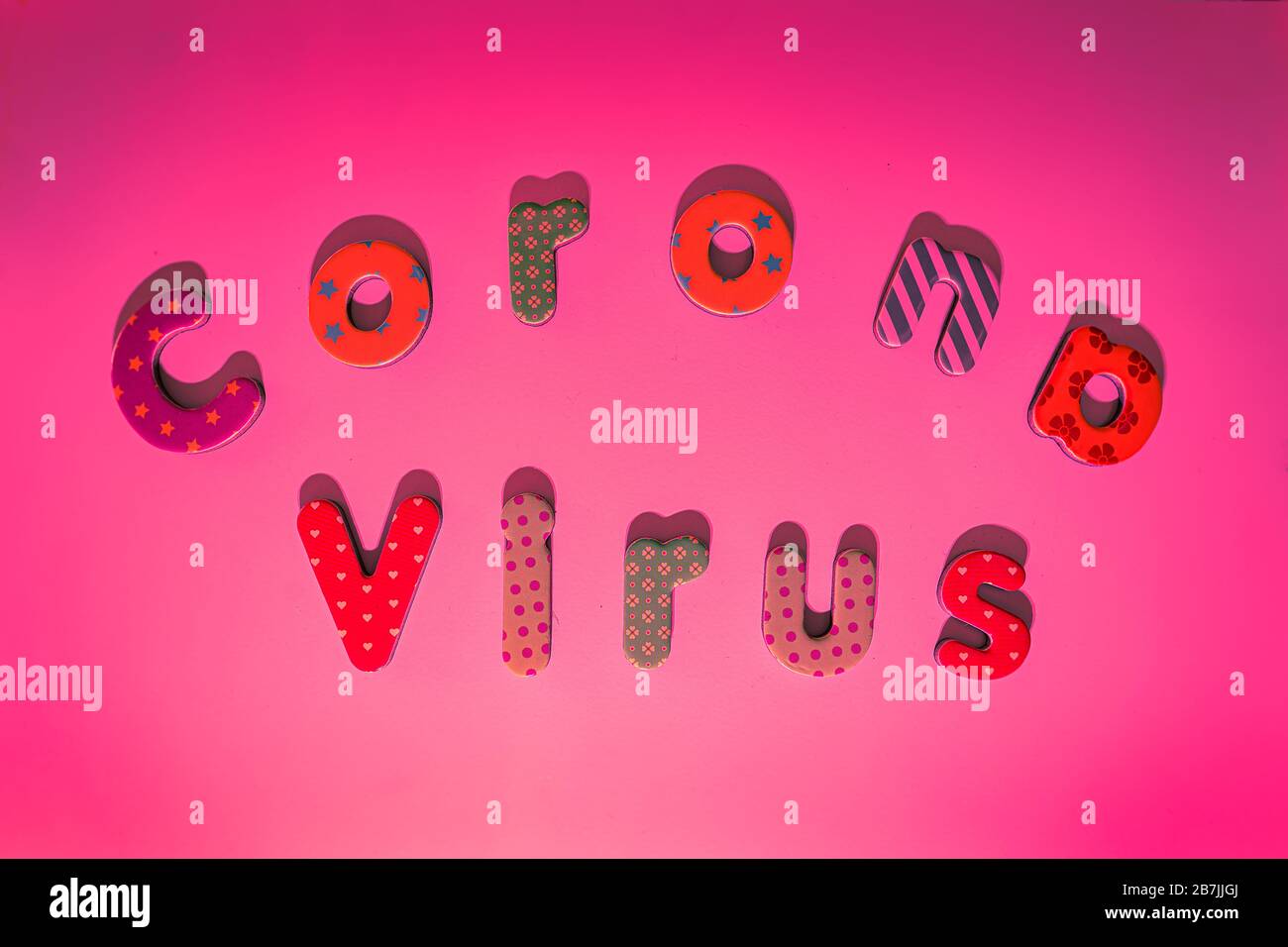 Corona paura, la minaccia del virus Covid 19 è una minaccia globale - pantone sfondo con lettere colorate. Foto Stock