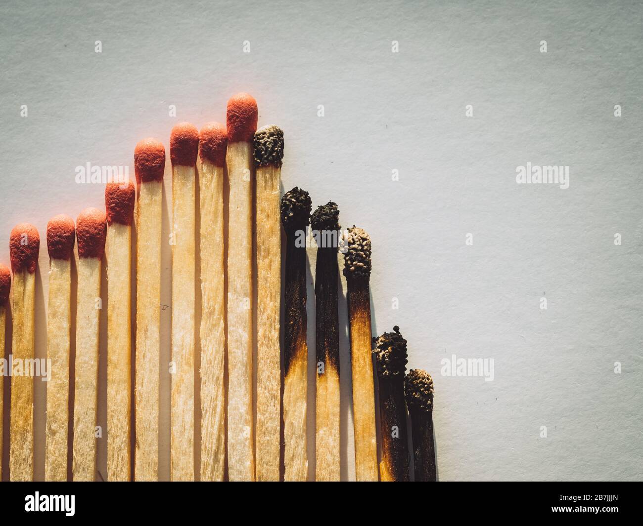 Fiammiferi bruciati. Concetto astratto di crollo del mercato azionario, giacitura piatta Foto Stock