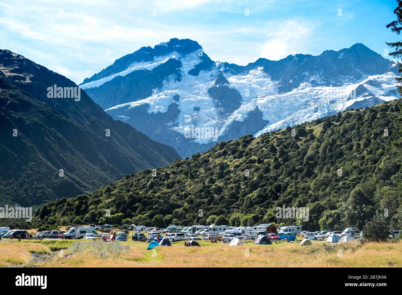 Camping e folle al Mount Cook National Park Village , Aoraki/Mount Cook National Park, South Island, Nuova Zelanda Foto Stock