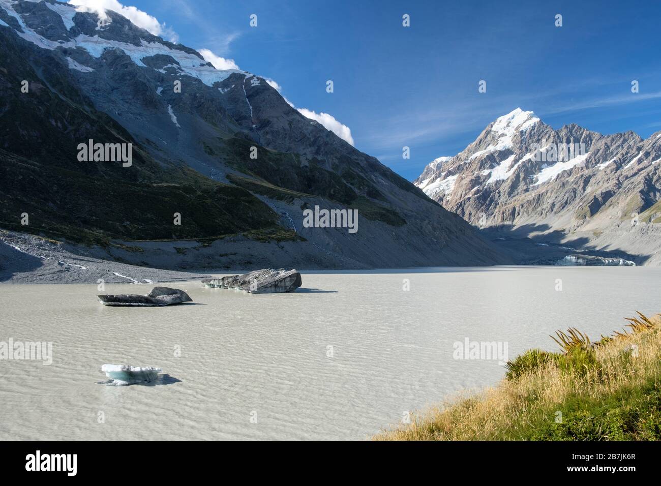 Lago promaciale (Lago di Hooker) con ghiacciai in fusione, Parco Nazionale di Aoraki/Mount Cook, Isola del Sud, Nuova Zelanda Foto Stock