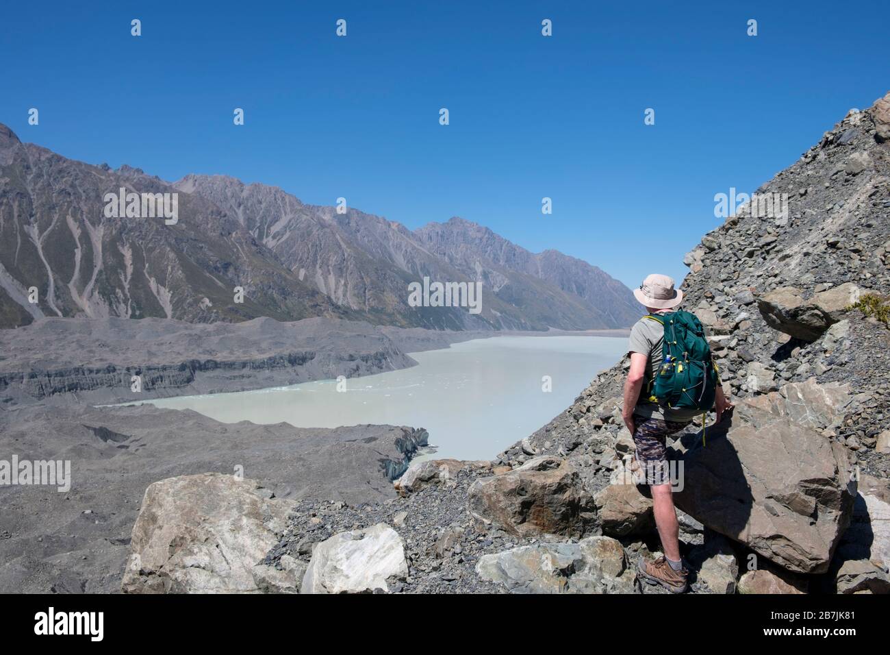 Escursionista al lago Tasman e al ghiacciaio, al Parco Nazionale di Aoraki/Mount Cook, South Island, Nuova Zelanda Foto Stock