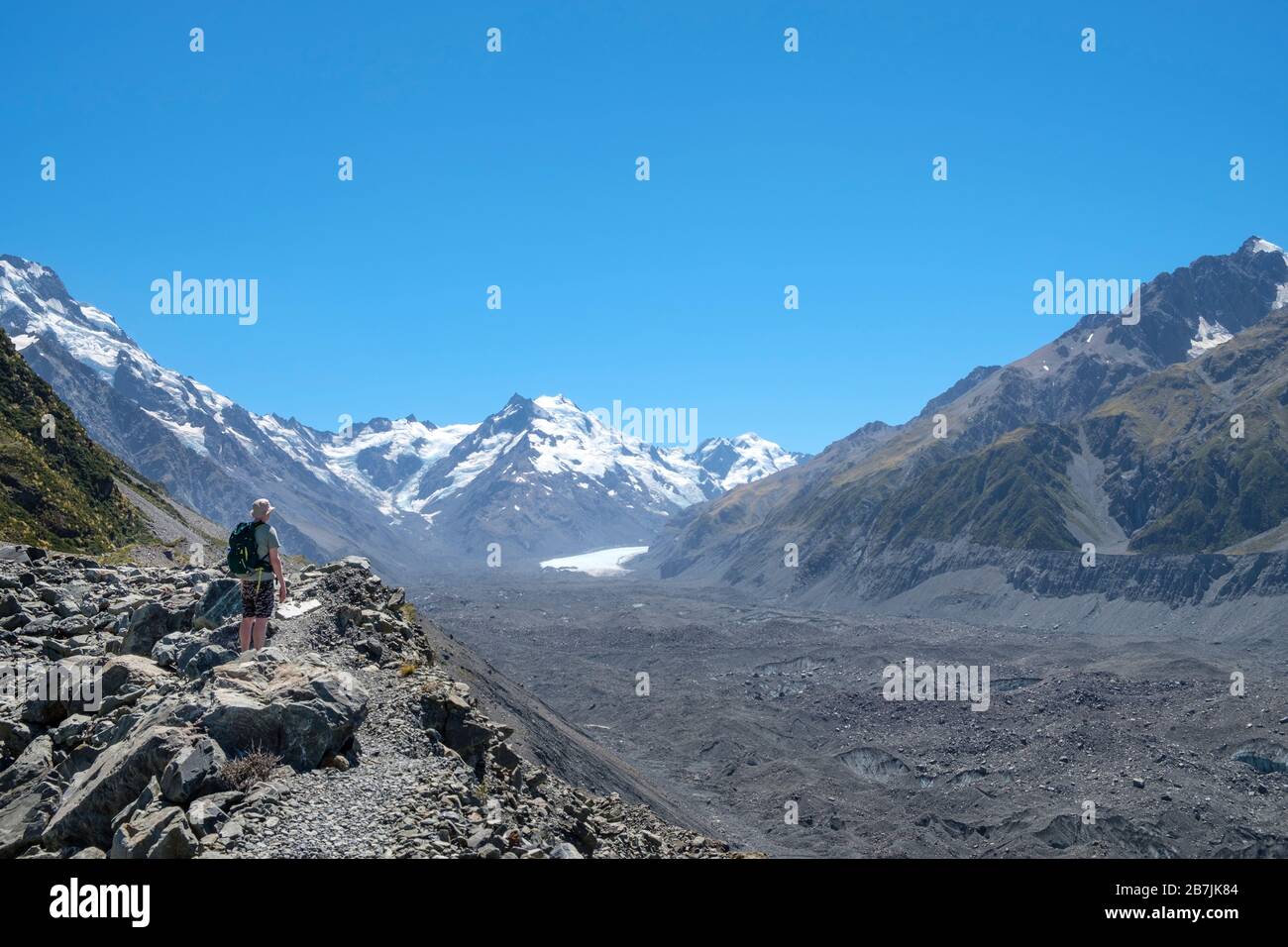 Escursionista al lago Tasman e al ghiacciaio, al Parco Nazionale di Aoraki/Mount Cook, South Island, Nuova Zelanda Foto Stock