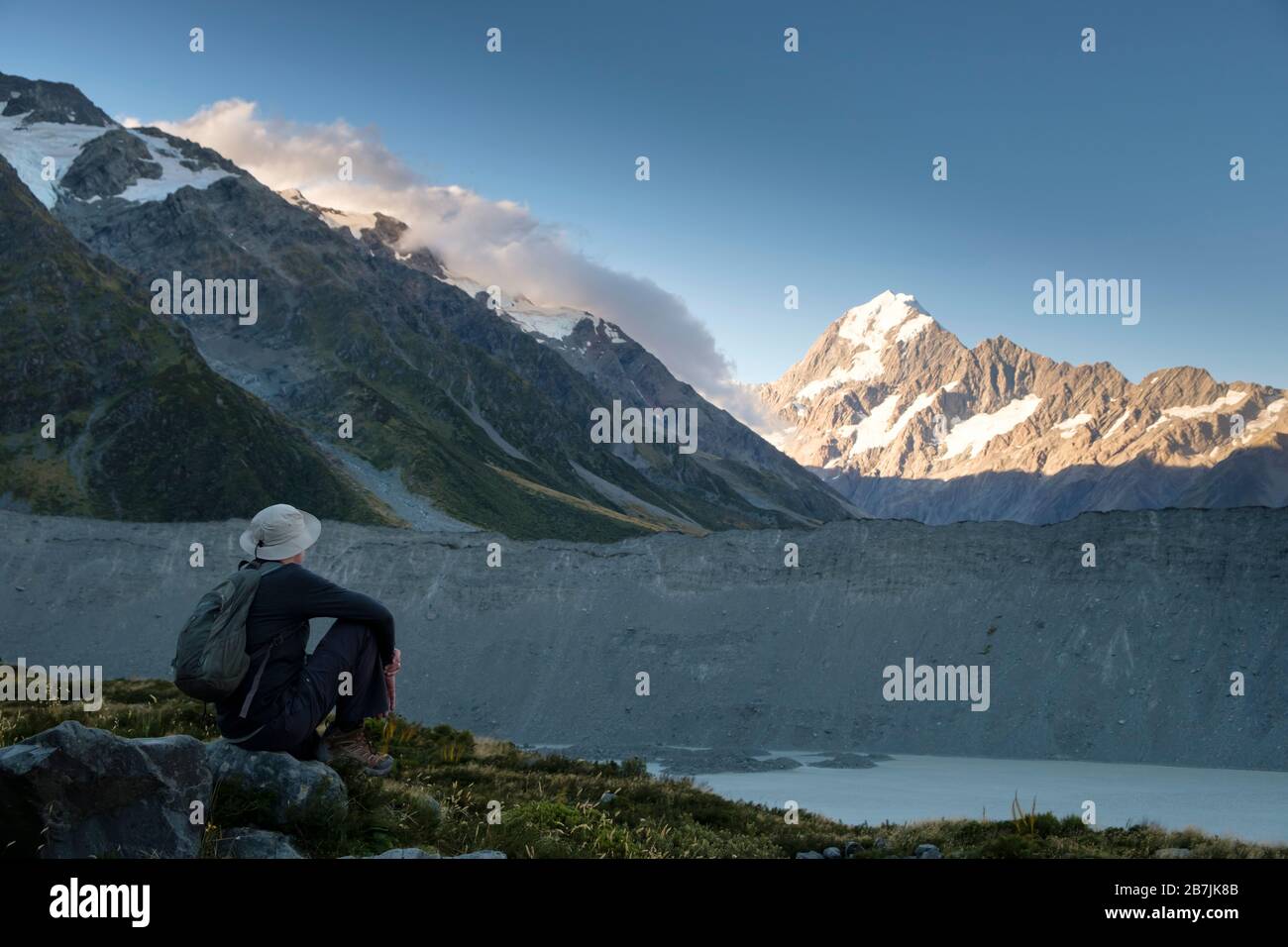 Uomo a Kea Point da Mueller Lake, Aoraki/Mount Cook National Park, South Island, Nuova Zelanda Foto Stock