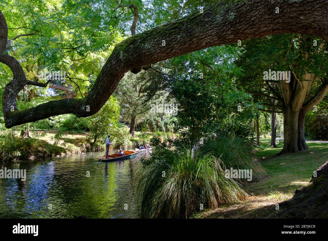 Guida vestita con costume edoardiano Punting sul fiume Avon attraverso Hagley Park, Christchurch, Canterbury Region, South Island, Nuova Zelanda Foto Stock