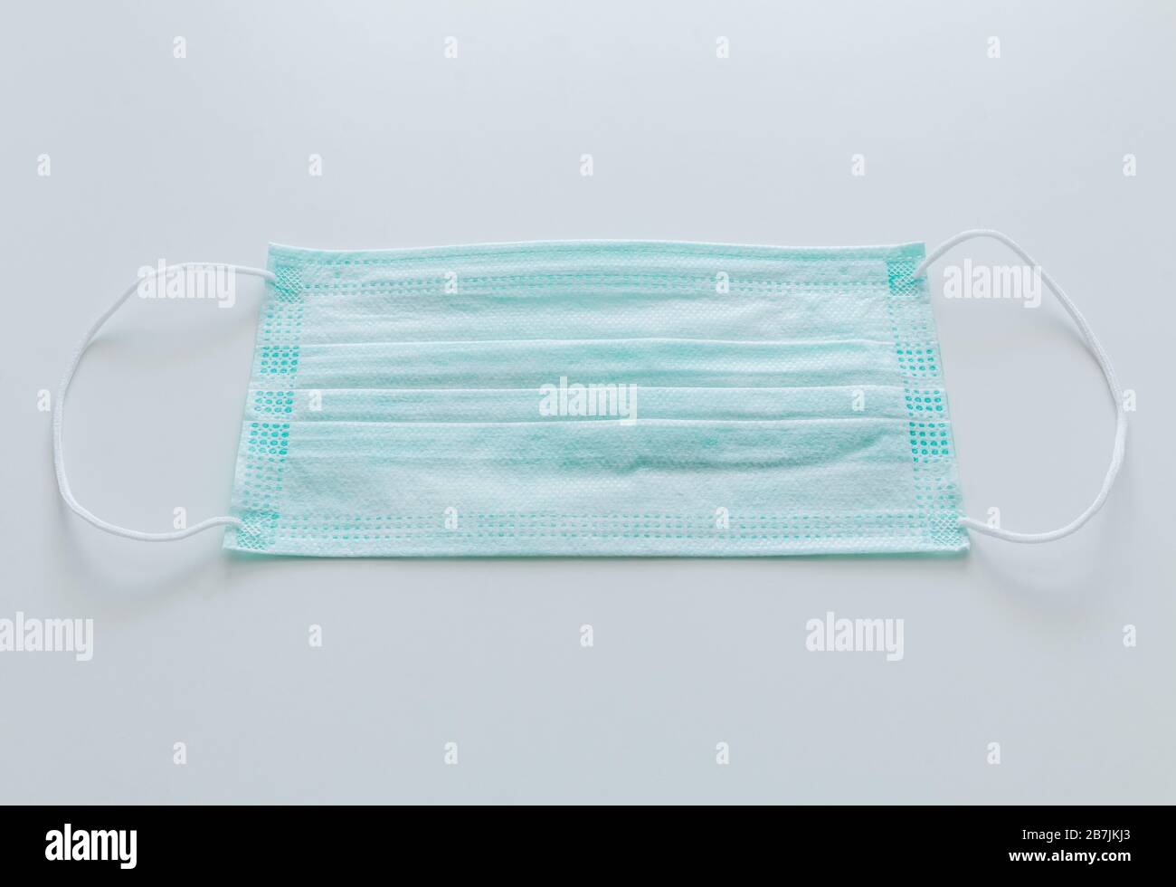 Maschera di protezione contro il coronavirus e altri virus simili su sfondo bianco. Foto Stock