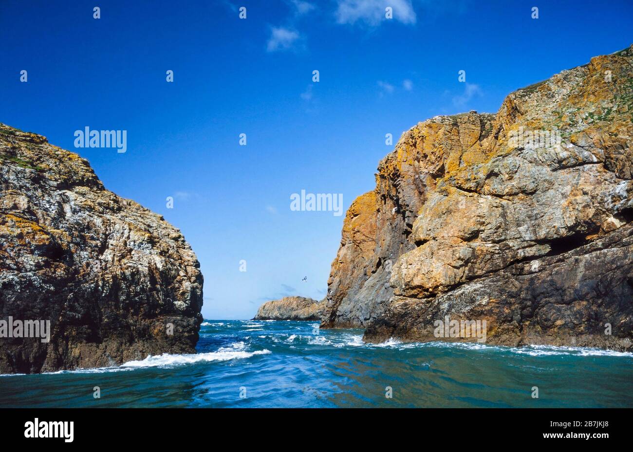 Paesaggi costieri, Estate, Regno Unito, scogliere a picco intorno a Ramsey Island, mostrando mare e erosione del vento. Foto Stock