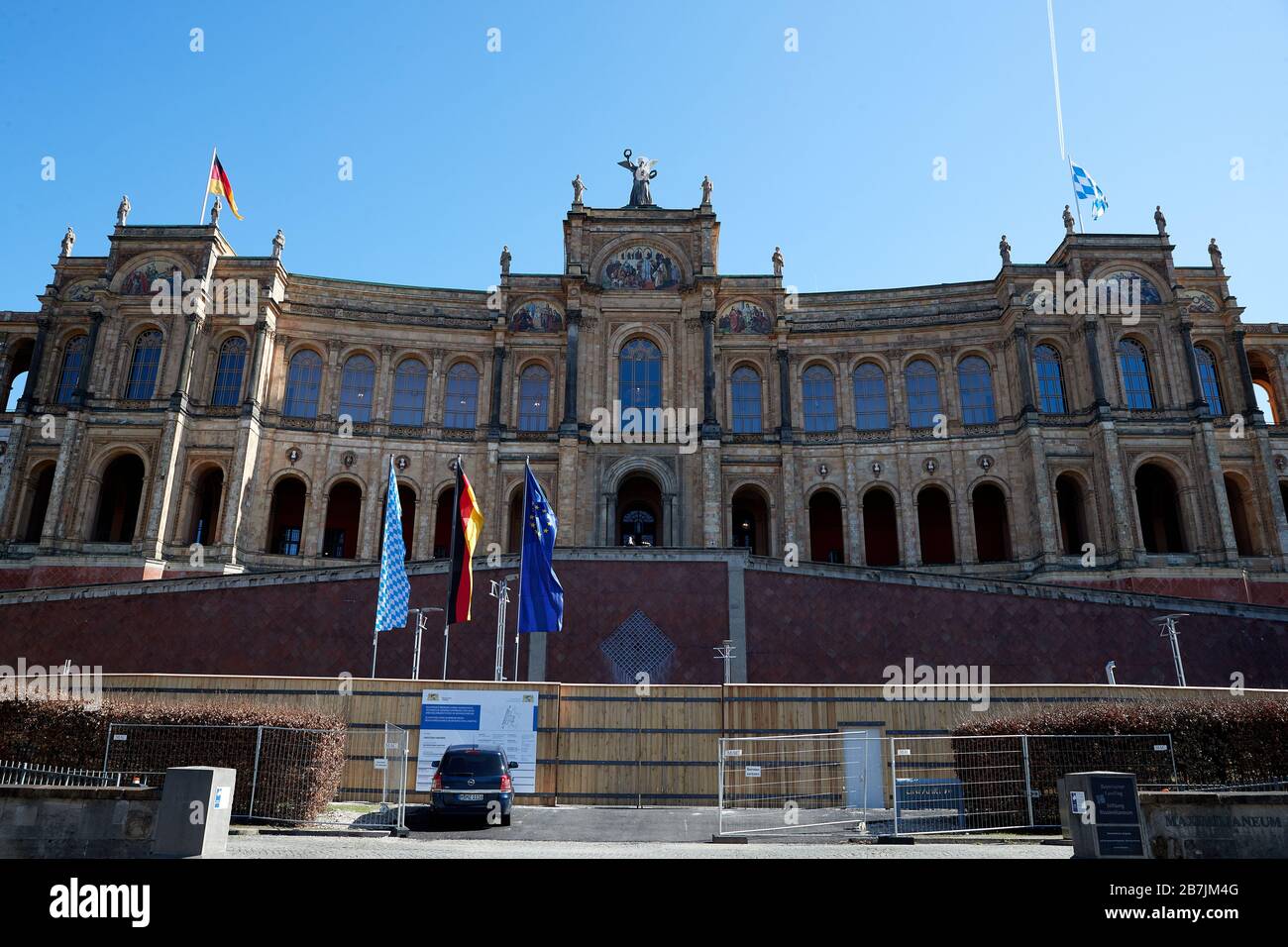 Monaco, Germania. 16th Mar, 2020. Primo: 16.03.2020, generale, corona virus, corona, COVID-19, SARS-cov-2, pandemico, virus, Munchen, Muenchen, Parlamento di Stato bavarese, panoramica, cielo blu, parlamento di Stato, Baviera, nessuna gente | uso mondiale Credit: dpa/Alamy Live News Foto Stock