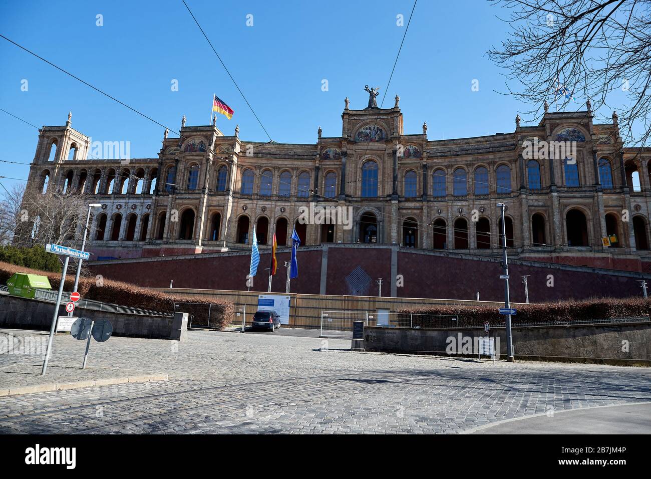 Monaco, Germania. 16th Mar, 2020. Primo: 16.03.2020, generale, corona virus, corona, COVID-19, SARS-cov-2, pandemico, virus, Munchen, Muenchen, Parlamento di Stato bavarese, panoramica, cielo blu, parlamento di Stato, Baviera, nessuna gente | uso mondiale Credit: dpa/Alamy Live News Foto Stock