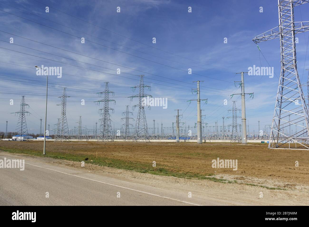 Torri di trasmissione e una nuova sottostazione di trasformatore per fornire l'infrastruttura del ponte Crimea e la Crimea nel distretto di Temryuk di Kra Foto Stock