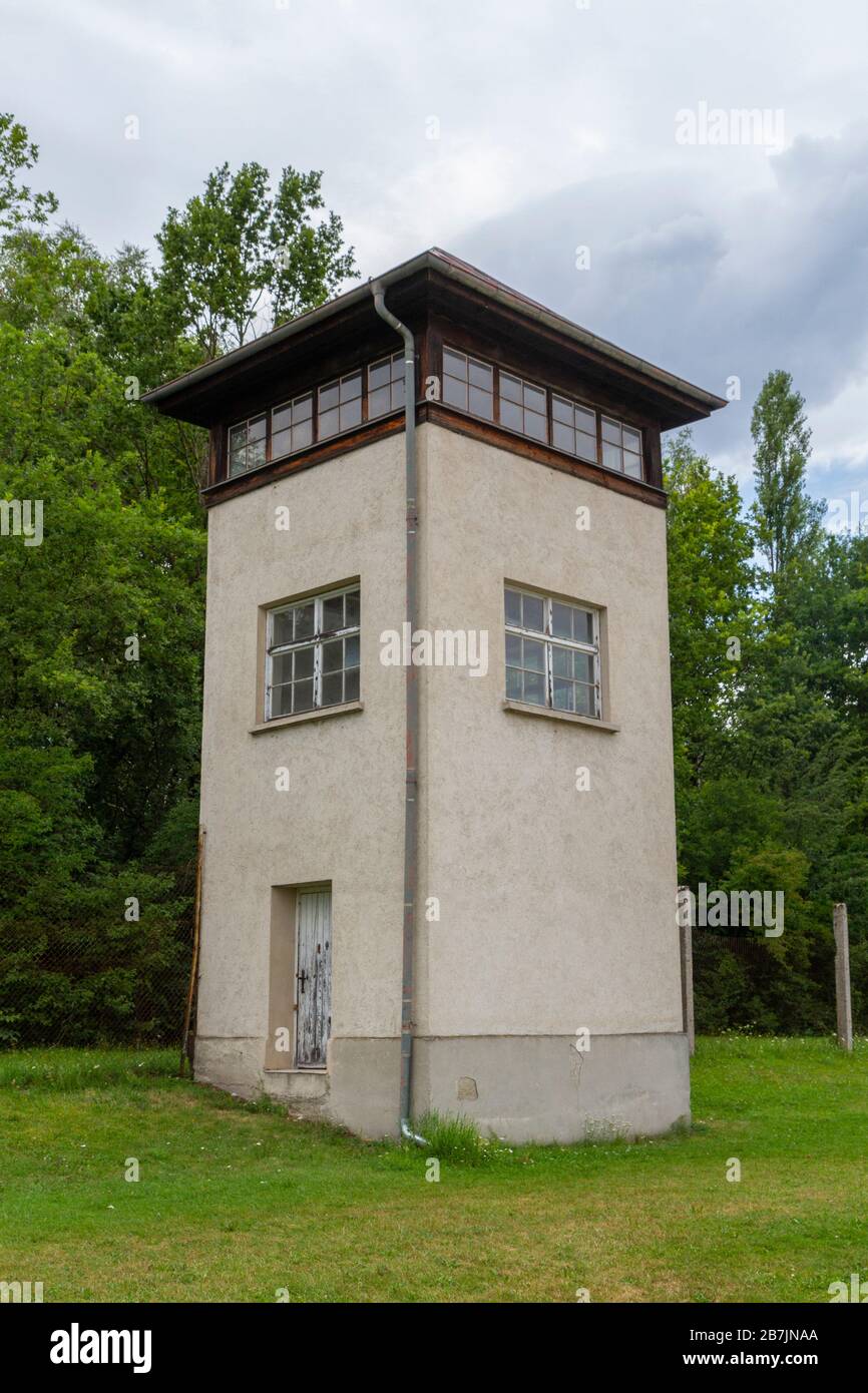 Tipica torre di guardia situata ai margini dell'ex campo di concentramento nazista tedesco di Dachau, Monaco, Germania. Foto Stock