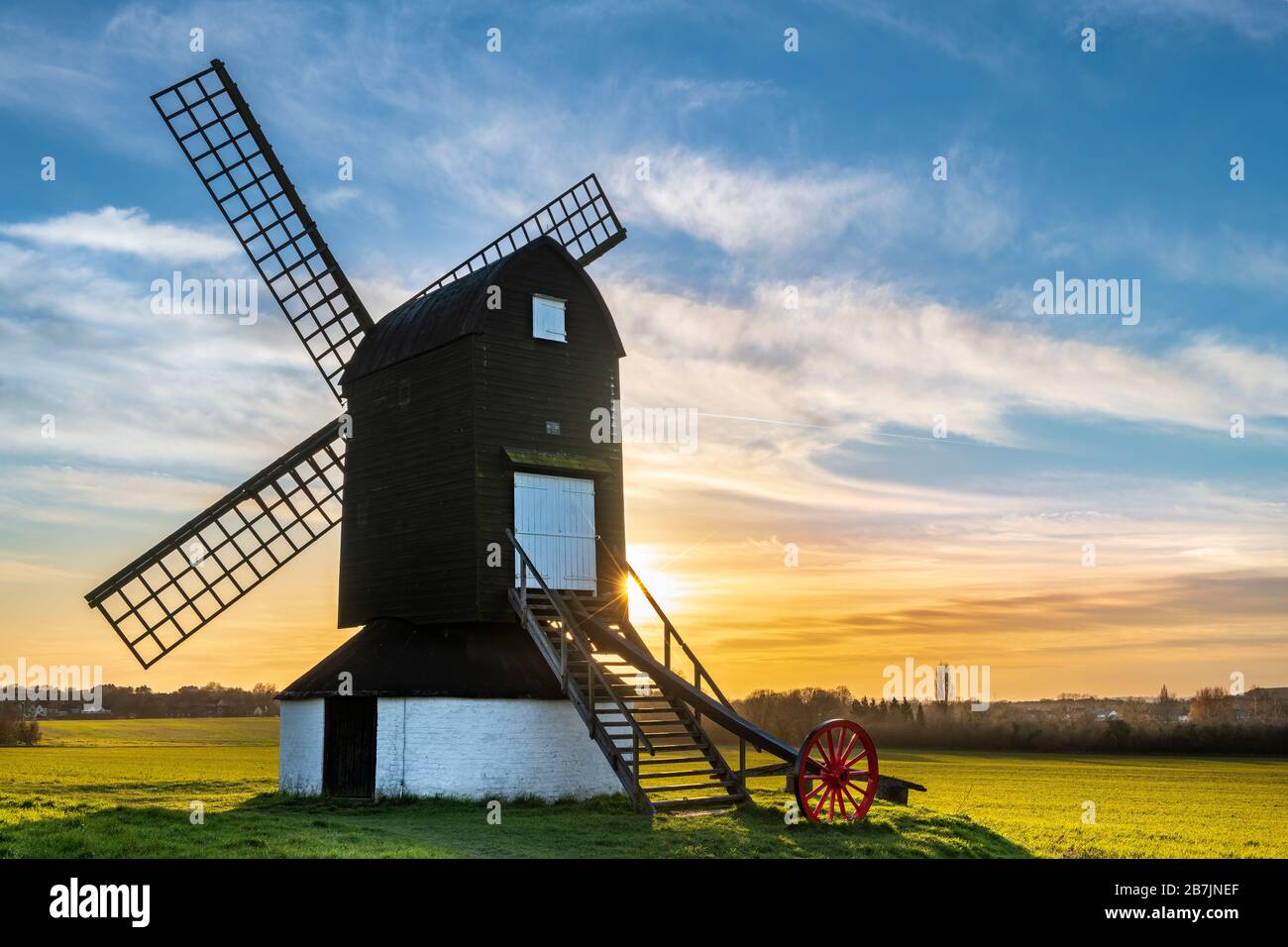 Ivinghoe, Buckinghamshire, Inghilterra. Lunedì 16 marzo 2020. Meteo Regno Unito. Dopo una giornata secca al sole e una leggera brezza a Ivinghoe, Buckinghamshire, il sole tramonta dietro il famoso mulino a vento Pitstone sul Ridgeway National Trail. Credit: Terry Mathews/Alamy Live News Foto Stock