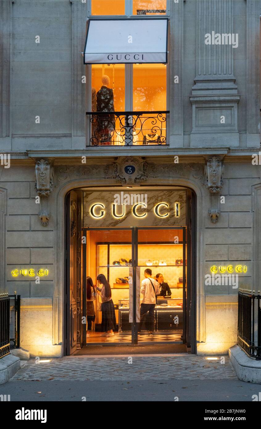 Gucci Store Champs Elysees Parigi Francia Foto stock - Alamy