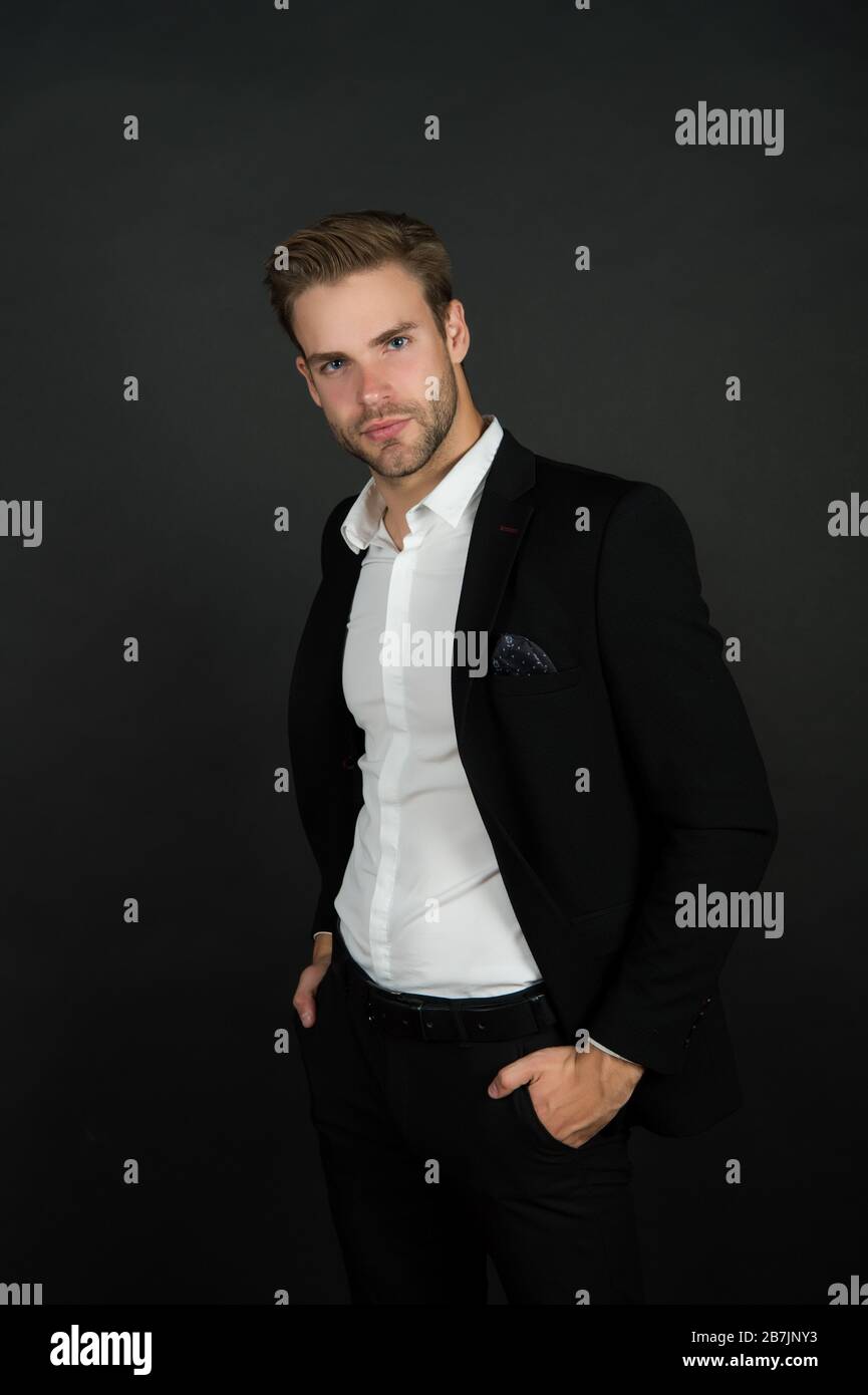 Conservatrice nello stile. Elegante uomo d'affari sfondo scuro. Uomo  moderno in stile ufficio. guardaroba professionale. Codice di abbigliamento  business e stile formale. Moda e stile Foto stock - Alamy