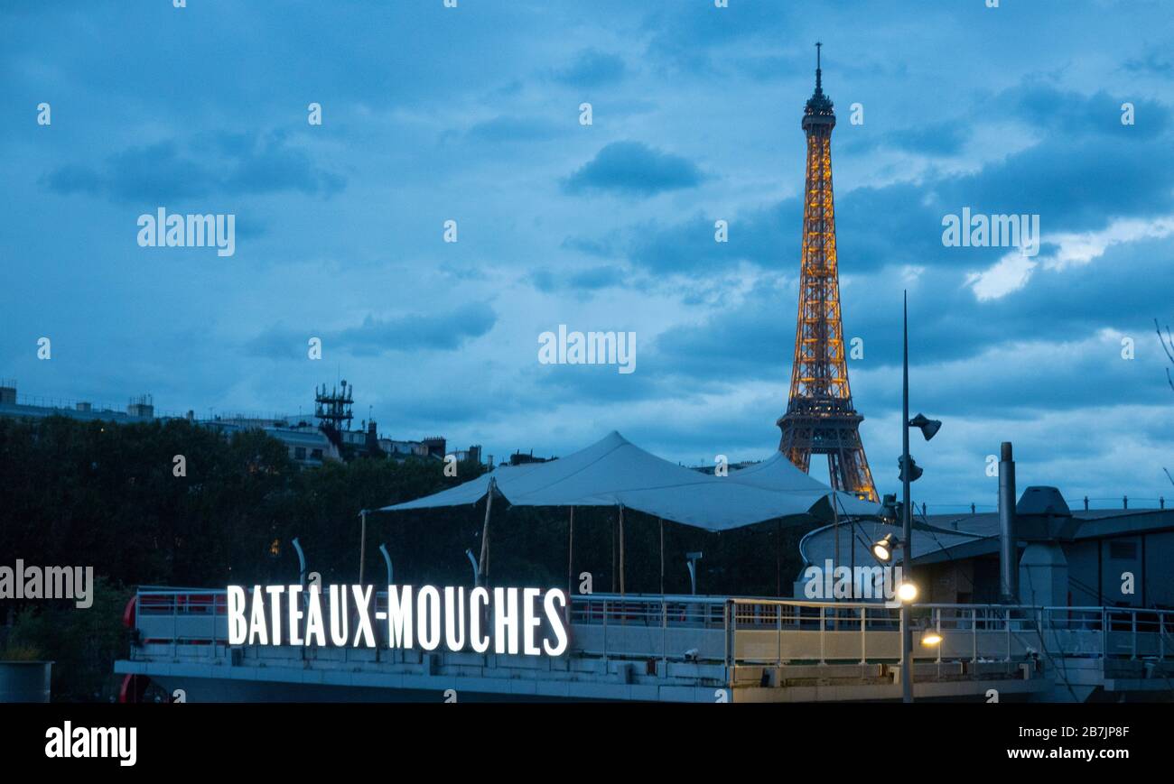 Torre Eiffel e nave da crociera Parigi Francia Foto Stock