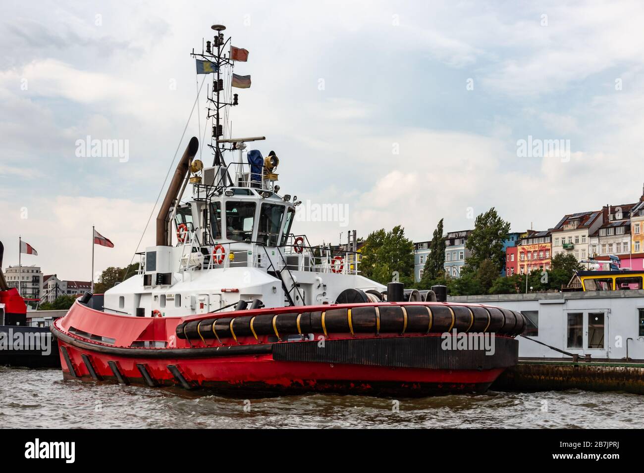 Tugboat a Landungsbrücken nel porto di Amburgo Foto Stock