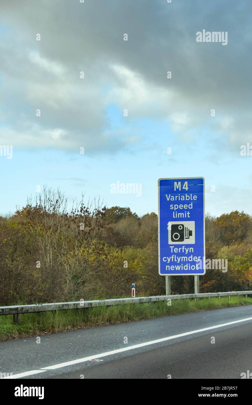 NEWPORT, GALLES - NOVEMBRE 2018: Cartello sul lato dell'autostrada M4 vicino a Newport in Galles per informare i conducenti delle disposizioni dei limiti di velocità variabili e. Foto Stock
