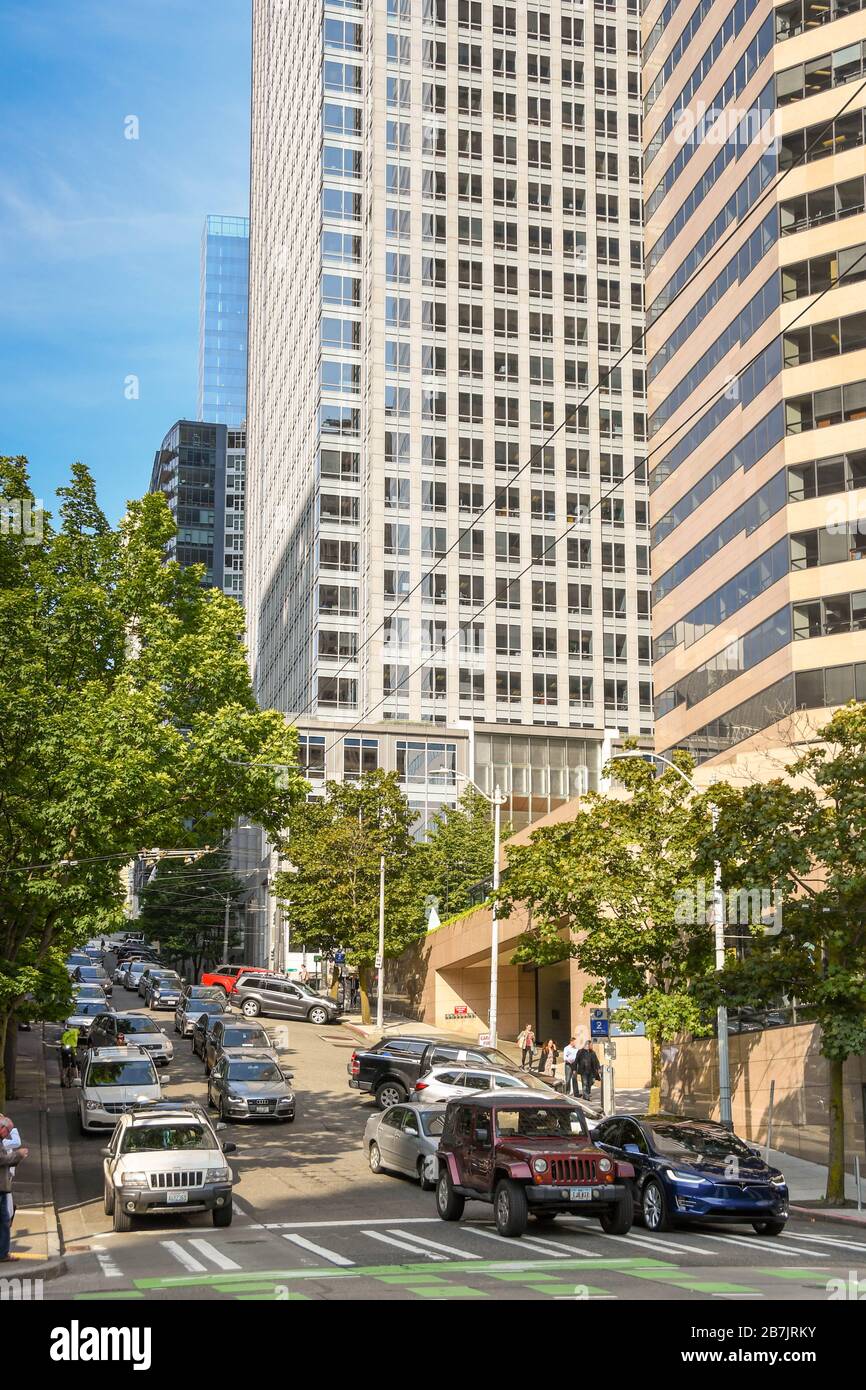 SEATTLE, WA, USA, - GIUGNO 2018: Traffico su una strada nel centro di Seattle. Foto Stock