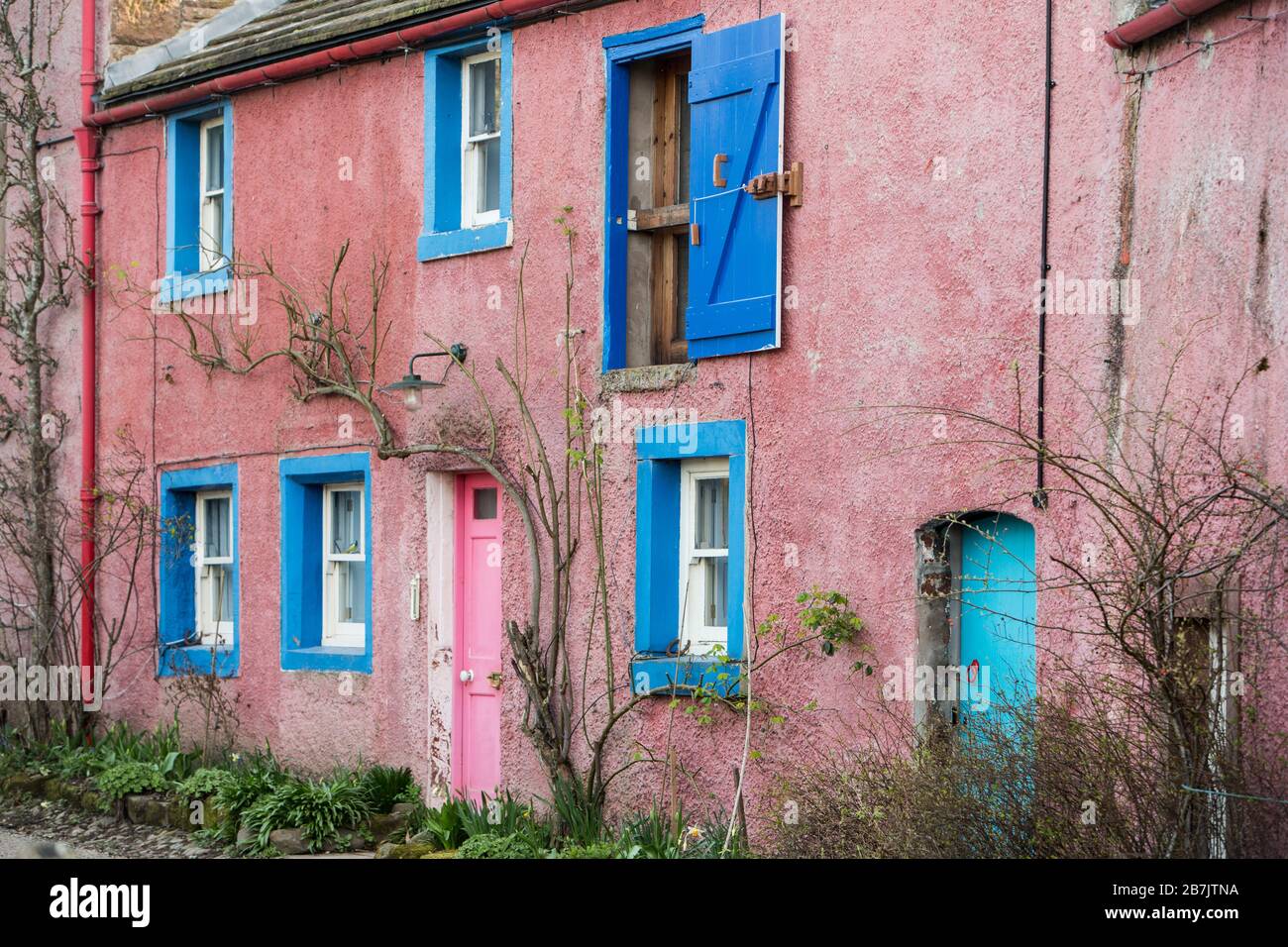 Una bella casa rosa e blu, Little Salkeld mulino ad acqua, Eden Valley, Cumbria, Inghilterra, Regno Unito Foto Stock