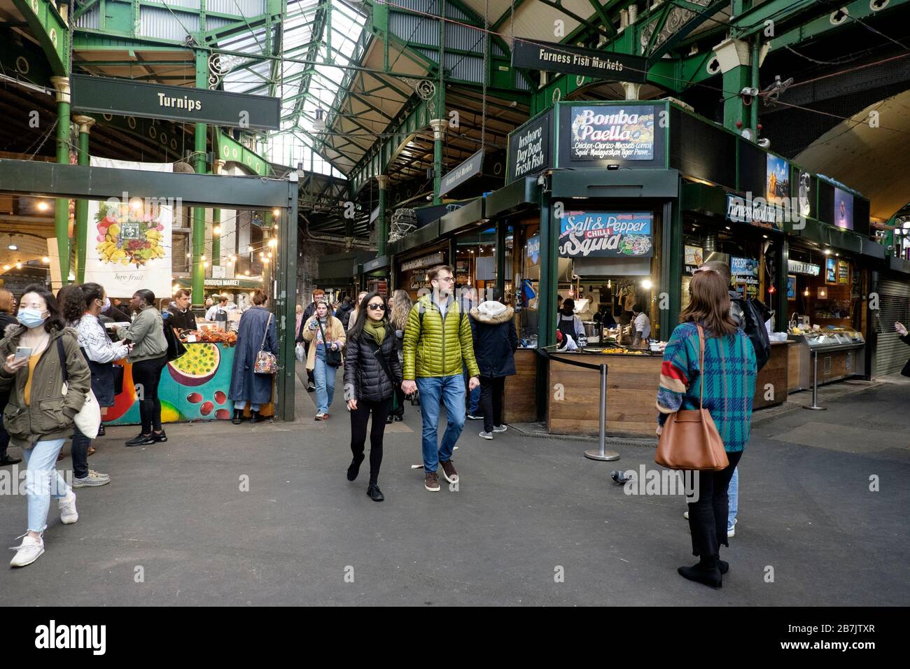 Londra, Regno Unito. 16 marzo 2020. Borough Market, normalmente vivo con i visitatori dei suoi banchi di cibo e prodotti è insolitamente tranquilla, come le paure del virus Corona tenere la gente lontano dalle attrazioni della città. Foto Stock