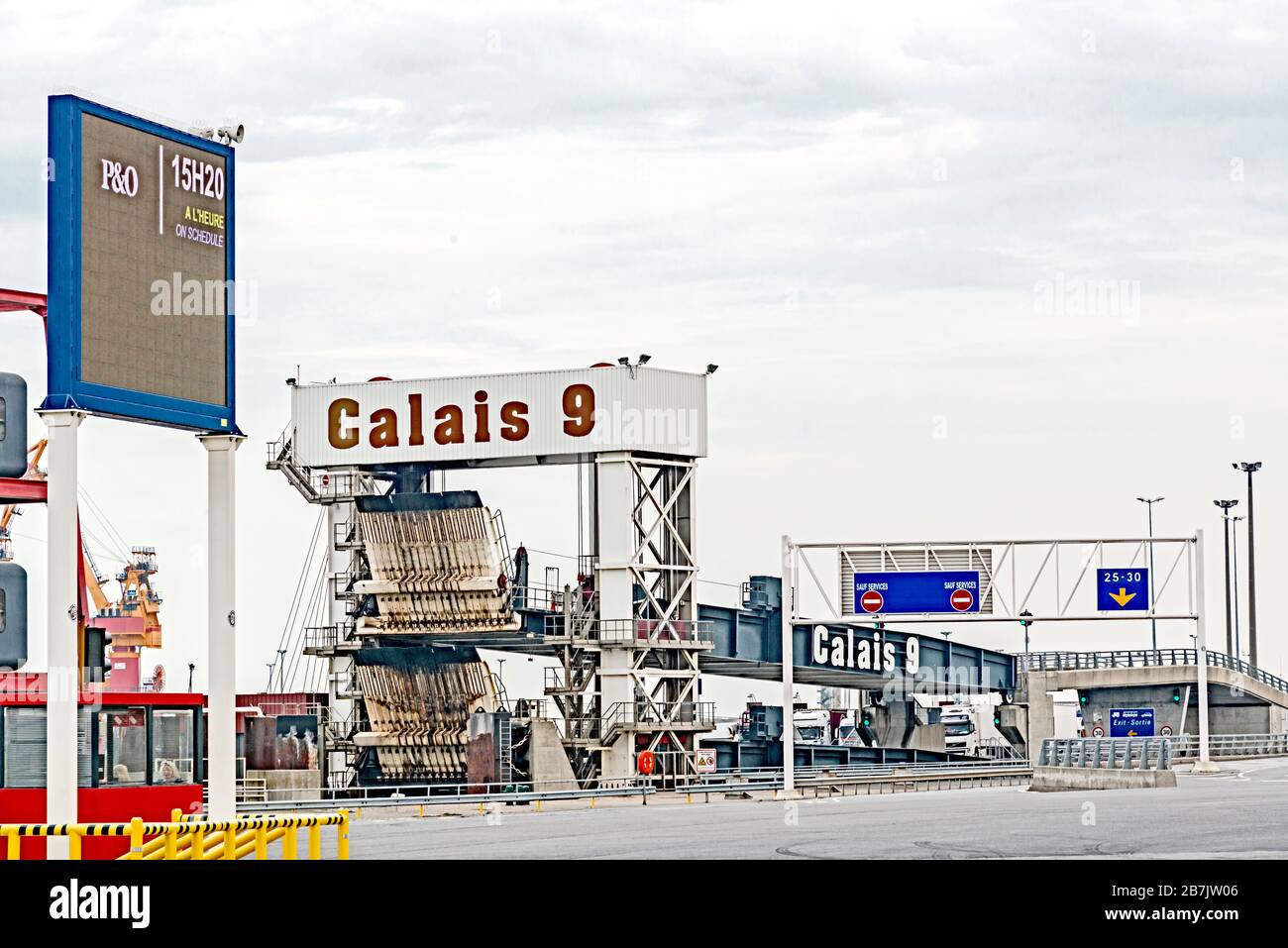 Porto di Calais (Francia) con punti di attracco per i traghetti; Fähranleger im Hafen von Calais (Frankreich) Foto Stock