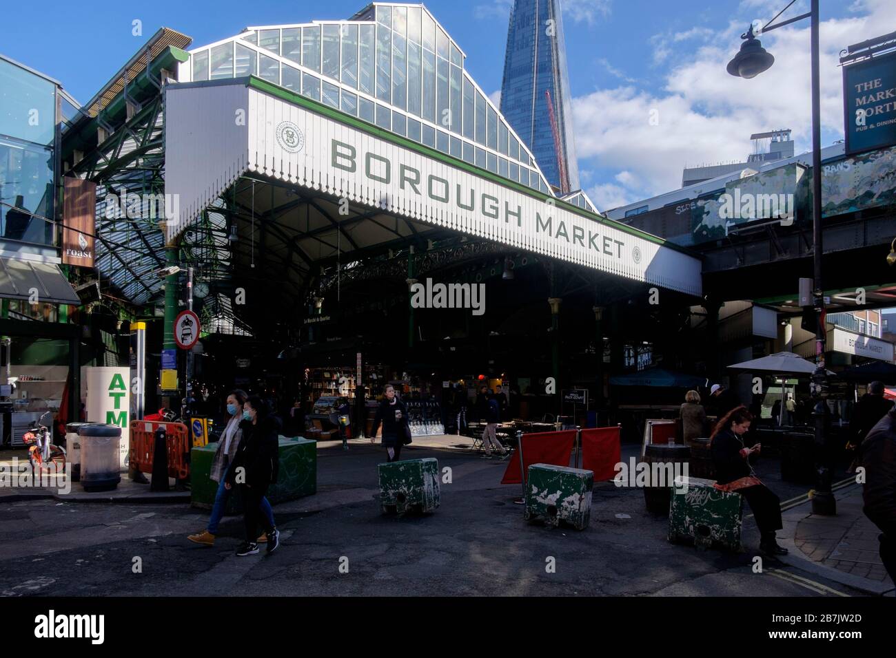 Londra, Regno Unito. 16 marzo 2020. Borough Market, normalmente vivo con i visitatori dei suoi banchi di cibo e prodotti è insolitamente tranquilla, come le paure del virus Corona tenere la gente lontano dalle attrazioni della città. Foto Stock