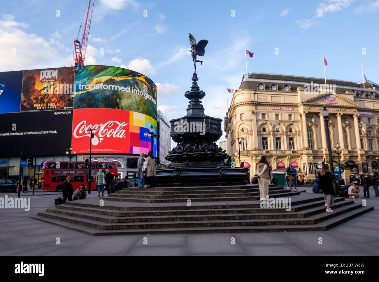 Londra, Regno Unito. 16 marzo 2020. Corona virus: La statua di Eros a Piccadilly Circus, normalmente un punto focale per i visitatori di Londra è poco comunemente tranquilla, in quanto la gente rimane lontano dal centro della città. Foto Stock