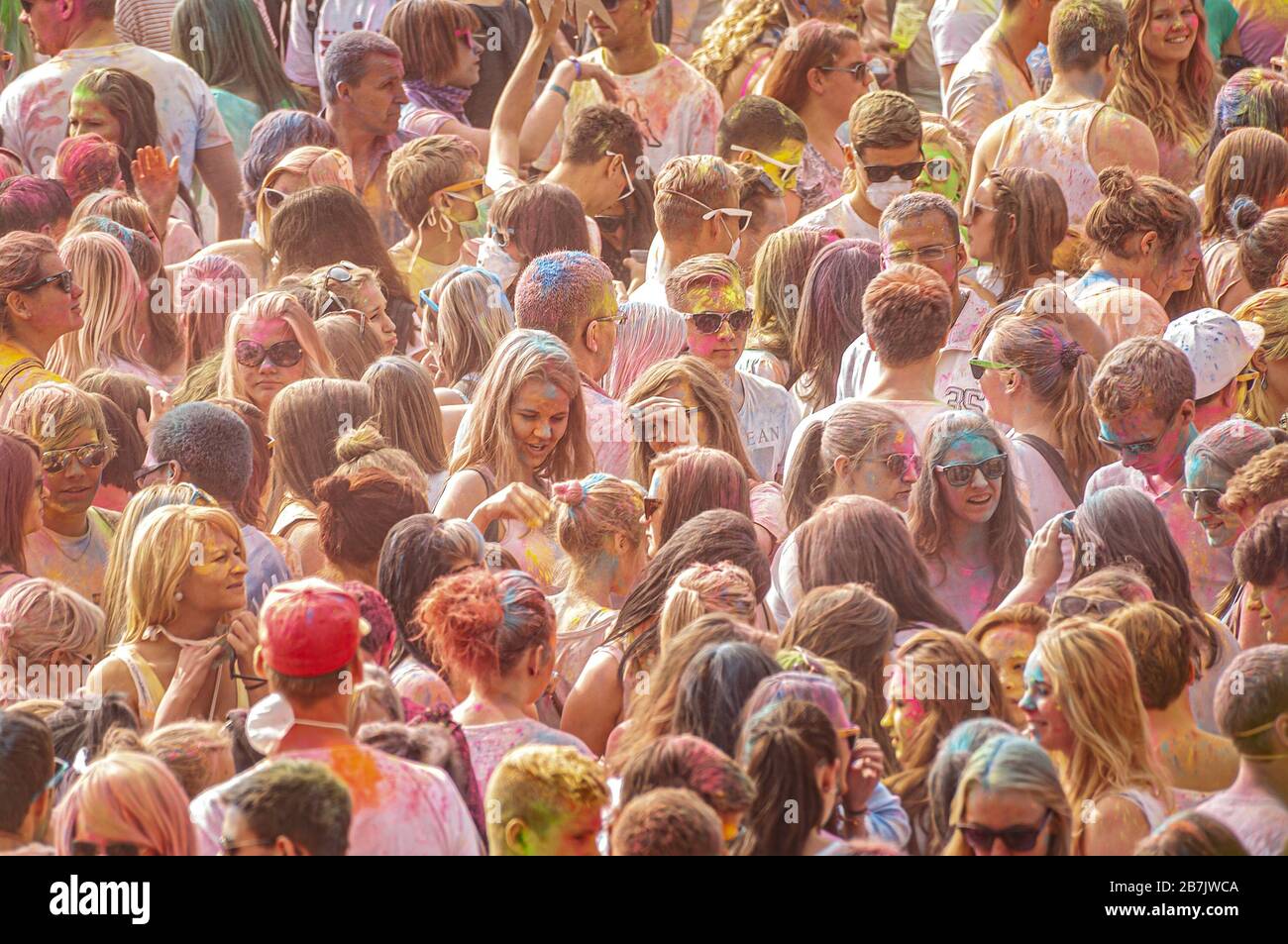 Folla raving di giovani nel Festival Holi, una popolare celebrazione indù antica indiana di colori, vita e gioia, Magdeburg al 8 settembre 2013 Foto Stock