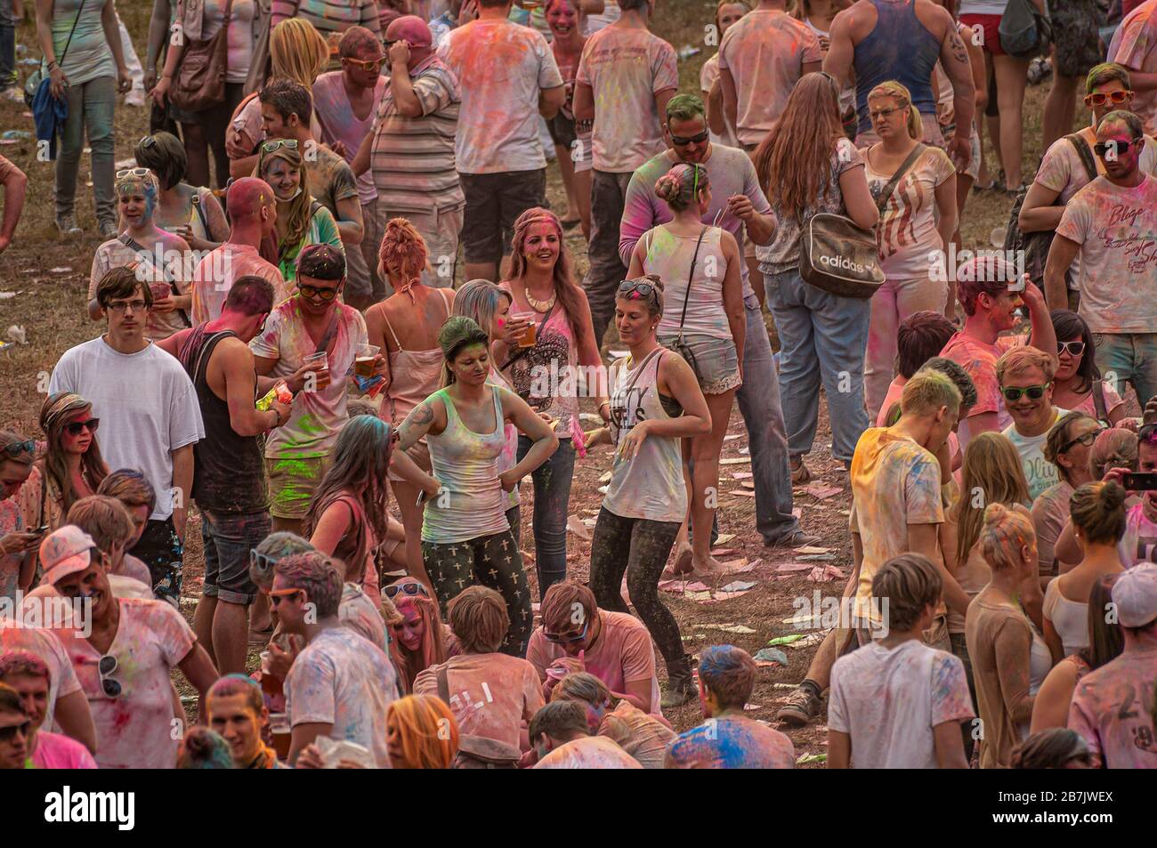 Folla raving di giovani nel Festival Holi, una popolare celebrazione indù antica indiana di colori, vita e gioia, Magdeburg al 8 settembre 2013 Foto Stock