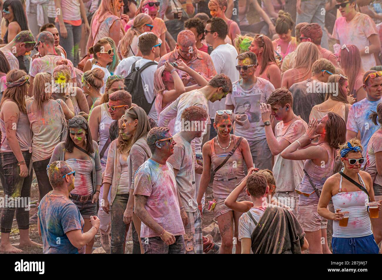 Folla raving di giovani nel Festival Holi, una popolare celebrazione indù antica indiana di colori, vita e gioia, Magdeburg al 8 settembre 2013 Foto Stock