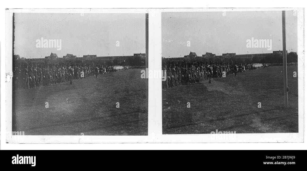 Royal Thai Armed Forces - soldati in uniforme parata allineati su un campo per un evento festivo. Fotografia stereoscopica intorno all'anno 1910. Fotografia su lastra di vetro asciutta della collezione Herry W. Schaefer. Foto Stock