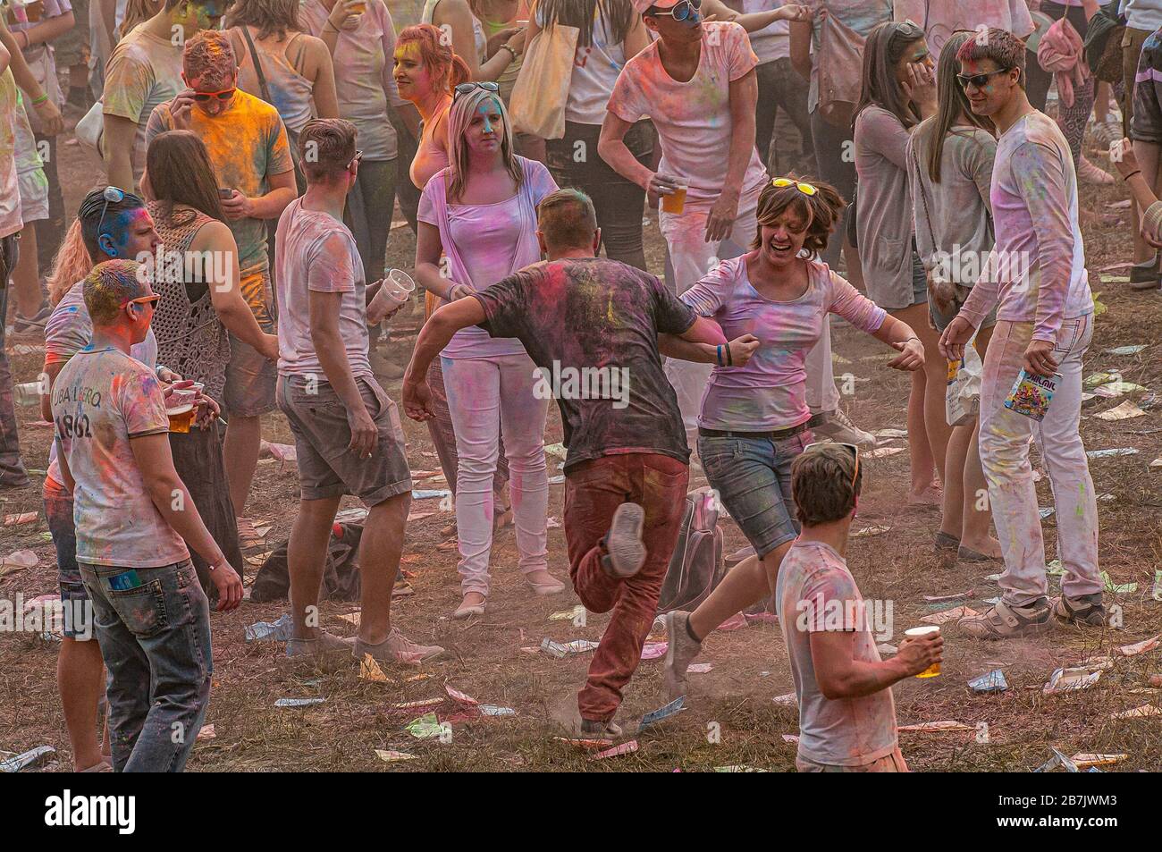 Folla raving di giovani nel Festival Holi, una popolare celebrazione indù antica indiana di colori, vita e gioia, Magdeburg al 8 settembre 2013 Foto Stock