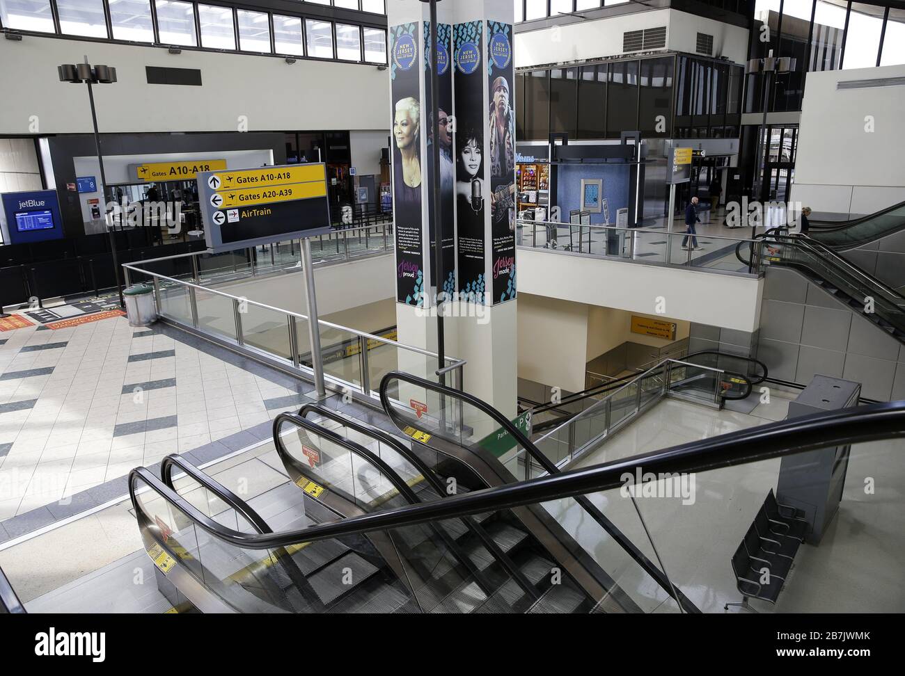 Newark, Stati Uniti. 16 Marzo 2020. Sono pochissimi i viaggiatori che riempiono i piani dell'Aeroporto Internazionale di Newark, New Jersey, lunedì 16 marzo 2020. New Jersey Gov. Phil Murphy lunedì ha esortato i residenti a rimanere a casa dopo le 8 e ha attivato la Guardia Nazionale. Inoltre ha emesso un ordine esecutivo che limita alcune operazioni di affari per combattere la diffusione di coronavirus. Foto di John Angelillo/UPI Credit: UPI/Alamy Live News Foto Stock