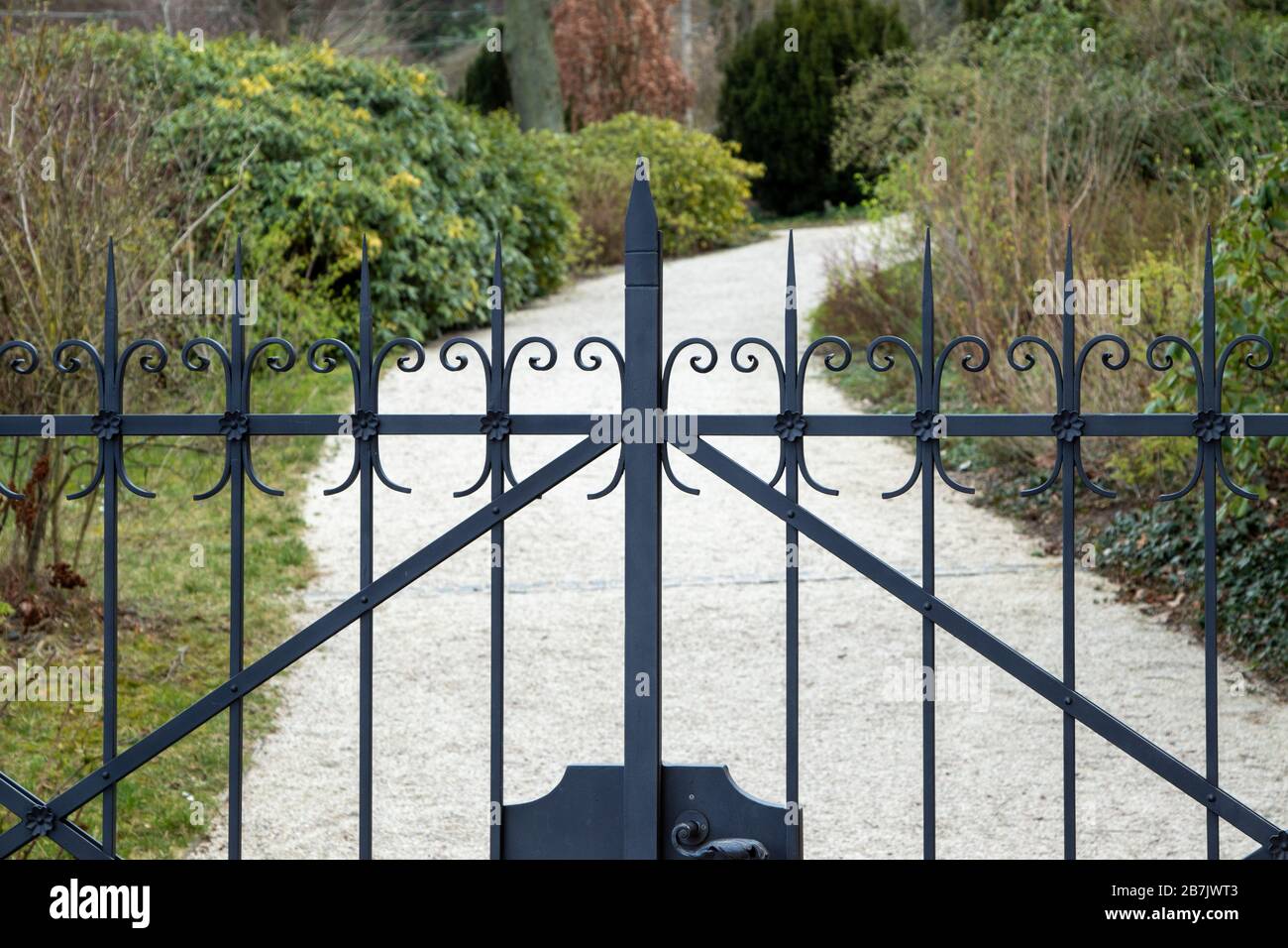 cancello in ferro battuto come ingresso ad un bellissimo giardino Foto Stock