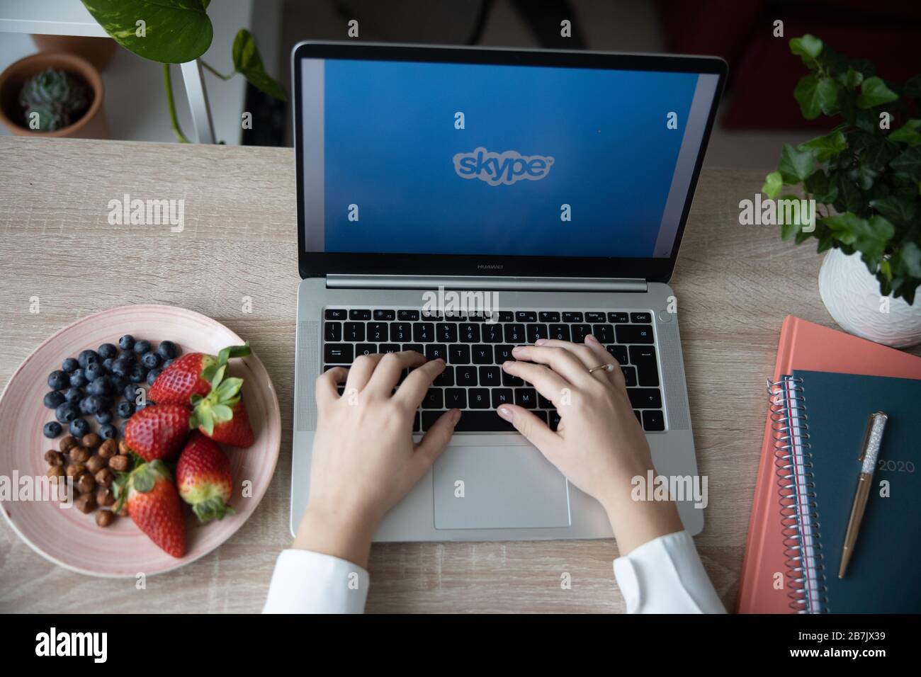 primo piano di una ragazza che parla con skype con frutta fresca Foto Stock