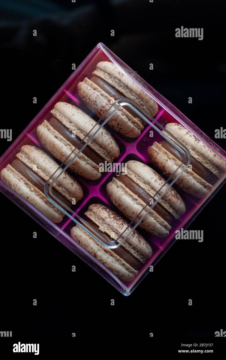 Macaron al cioccolato all'interno della scatola di plastica Foto Stock