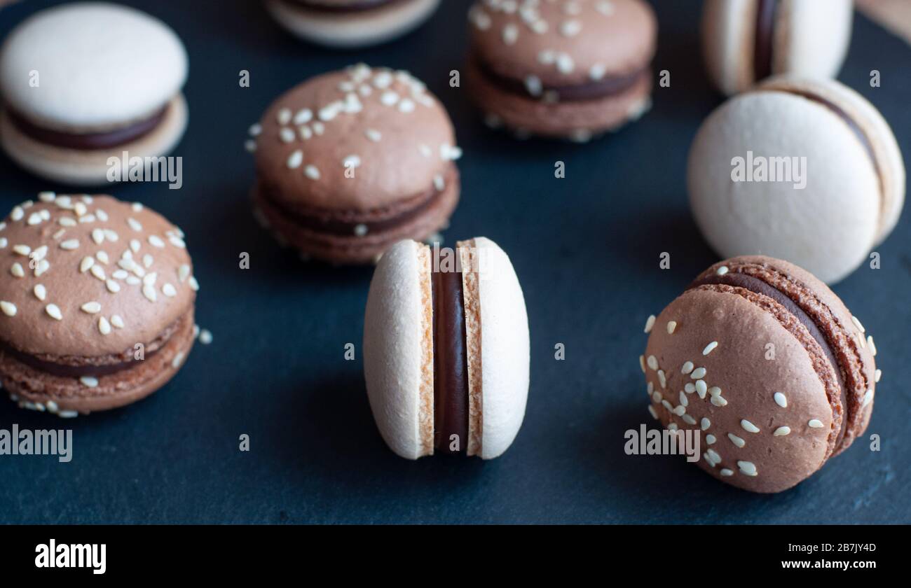 Macaron con ganache al cioccolato Foto Stock