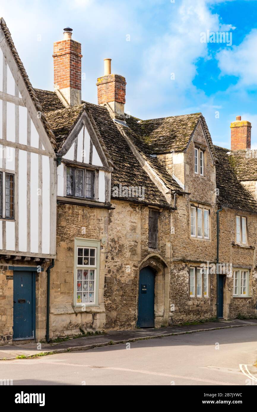 Case medievali a Lacock, Wiltshire, Inghilterra, Regno Unito Foto Stock