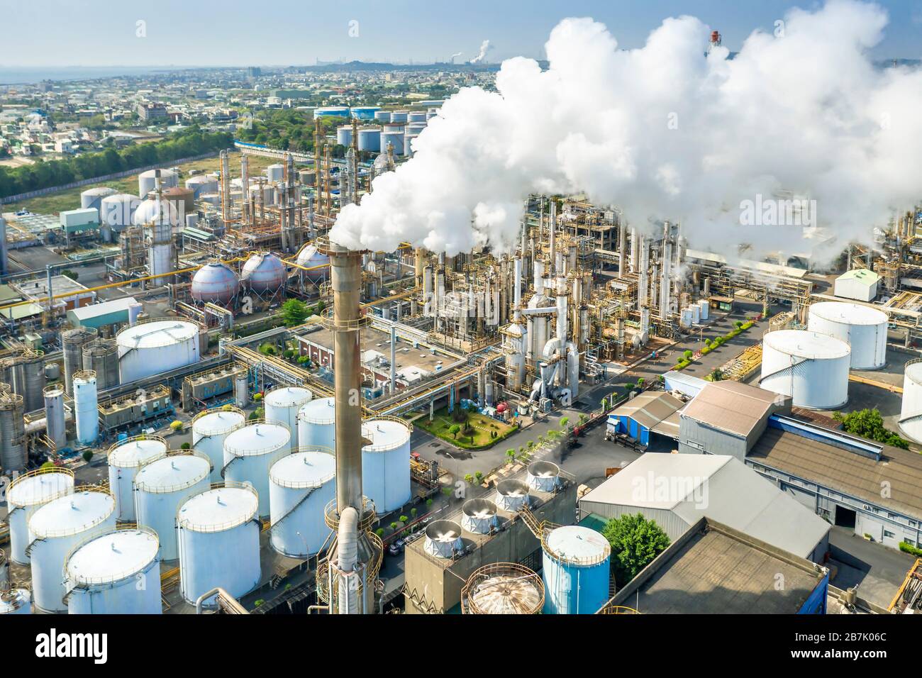 Vista aerea petrolchimica industriale e raffineria petrolifera e gas Foto Stock