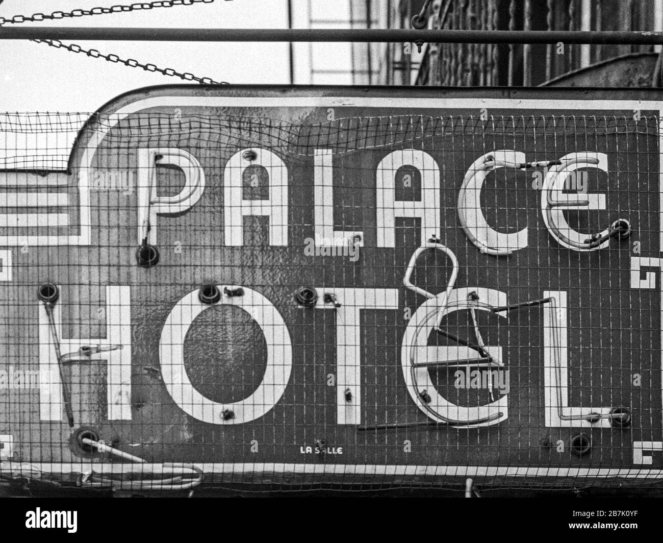 Luglio 1970, Palace Hotel sign, flophouse hotel per i senzatetto a Bowery, New York City. Aperto nel 1878 Foto Stock