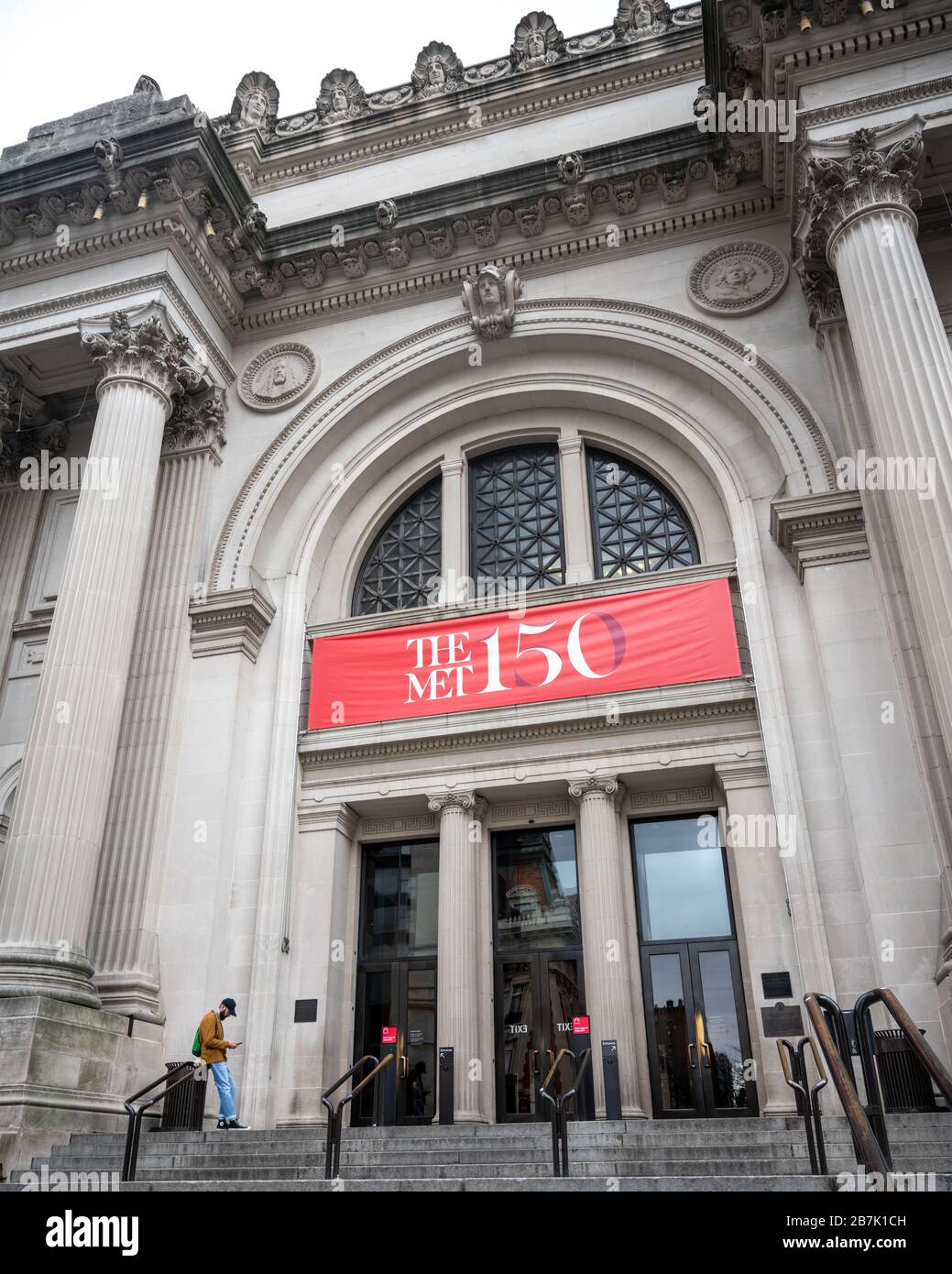 New York, USA, 16 marzo 2020. Un visitatore frustrato controlla il suo telefono dopo non essere riuscito ad entrare nel Metropolitan Museum of Art, che è stato chiuso du Foto Stock