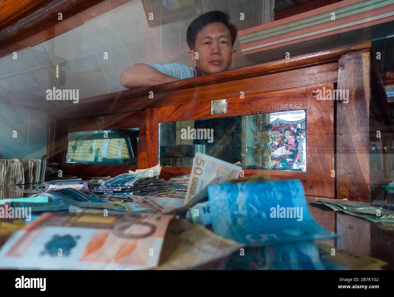 Battambang, Cambogia, Asia: Cambiacolori di denaro per le strade del centro della città Foto Stock