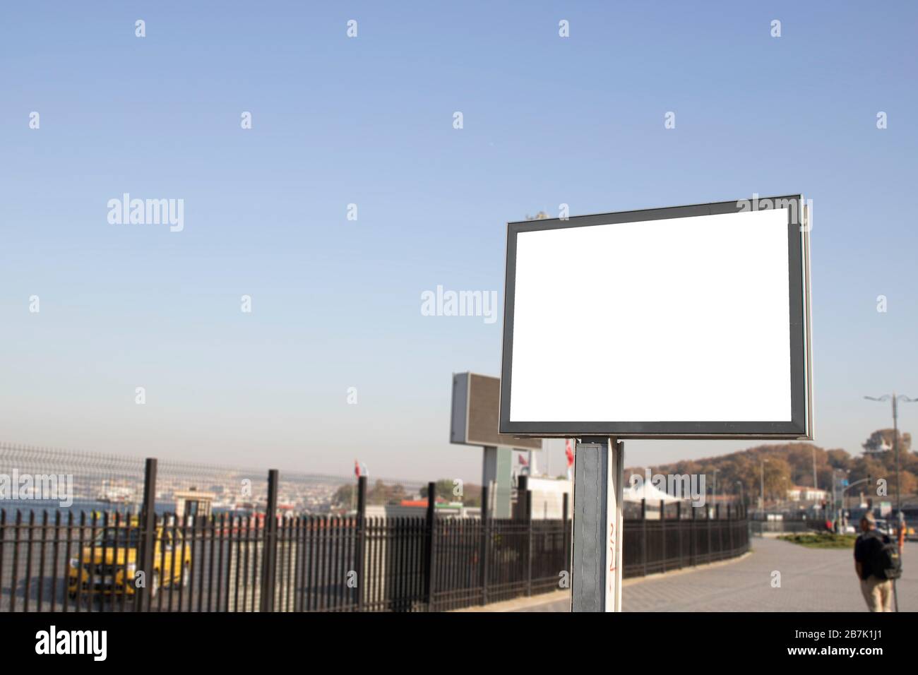 Bilboard rettangolare vuota. Fotografato sul bordo. Persone a piedi. Foto Stock