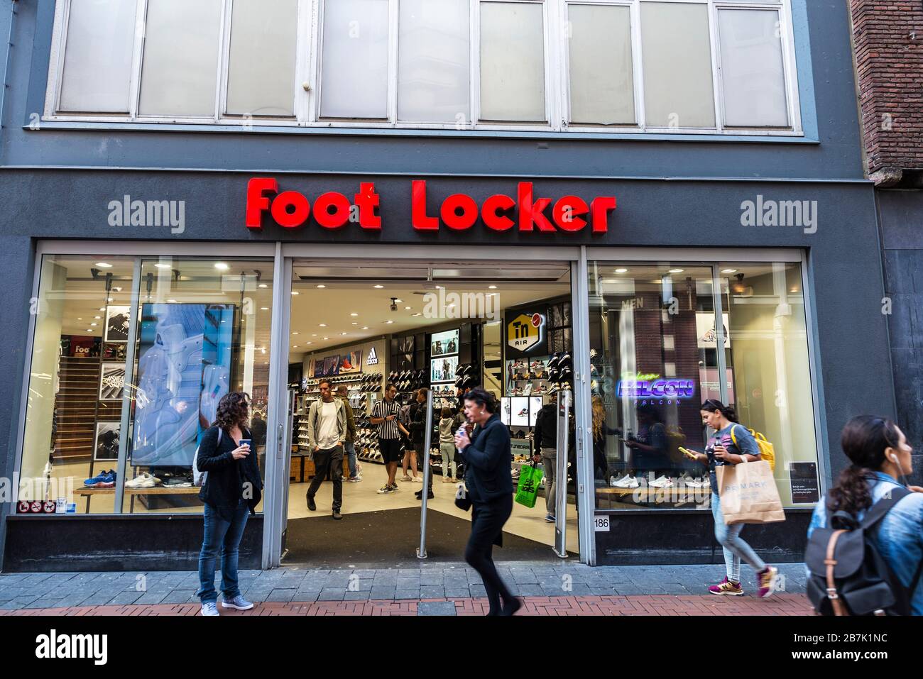 Amsterdam, Paesi Bassi - 7 settembre 2018: Facciata di un negozio sportivo Foot Locker con persone intorno nel centro di Amsterdam, Paesi Bassi Foto Stock