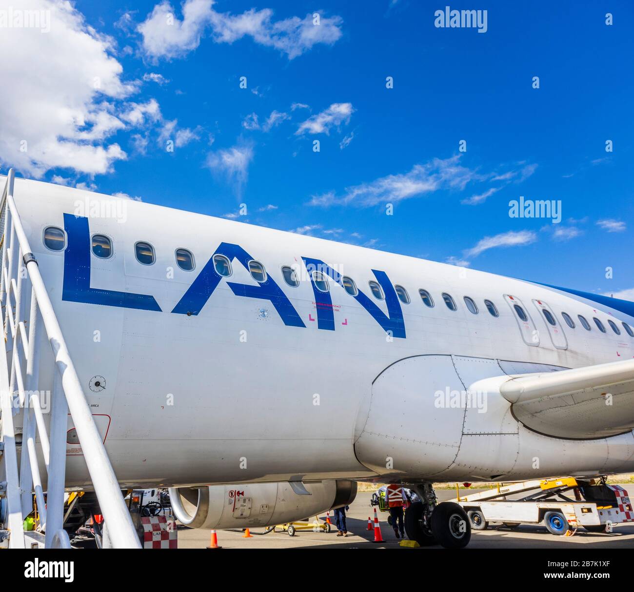 LAN (LATAM Airlines) sulla pista dell'aeroporto Teniente Julio Gallardo che serve Puerto Natales, Regione Magallanes della Patagonia, Cile meridionale Foto Stock