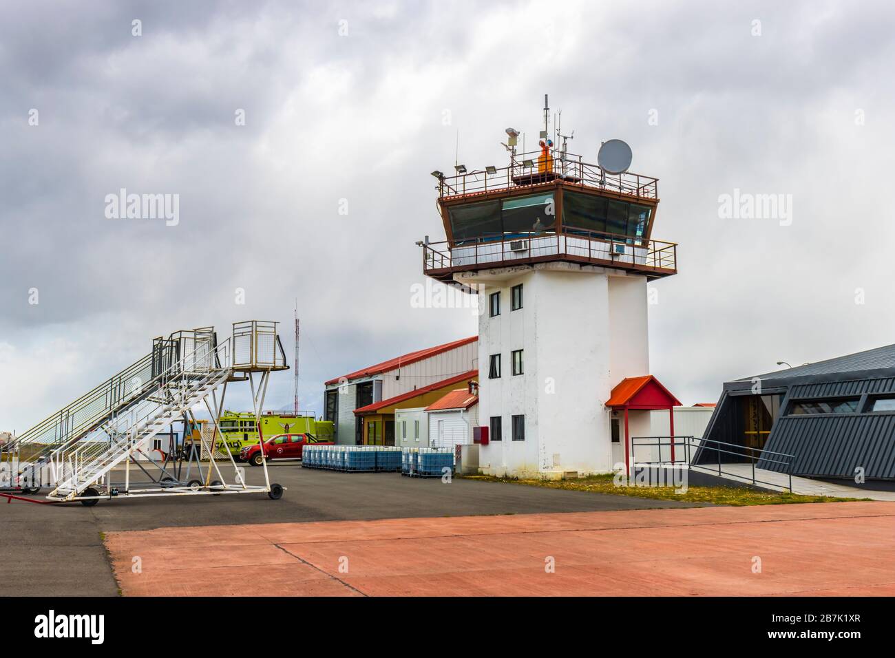 Torre di controllo presso l'aeroporto di Teniente Julio Gallardo che serve Puerto Natales nella regione di Magallanes in Patagonia, Cile meridionale Foto Stock