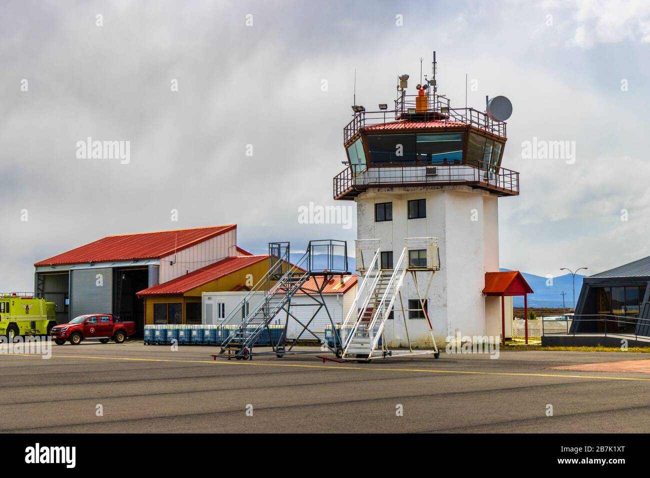Torre di controllo presso l'aeroporto di Teniente Julio Gallardo che serve Puerto Natales nella regione di Magallanes in Patagonia, Cile meridionale Foto Stock