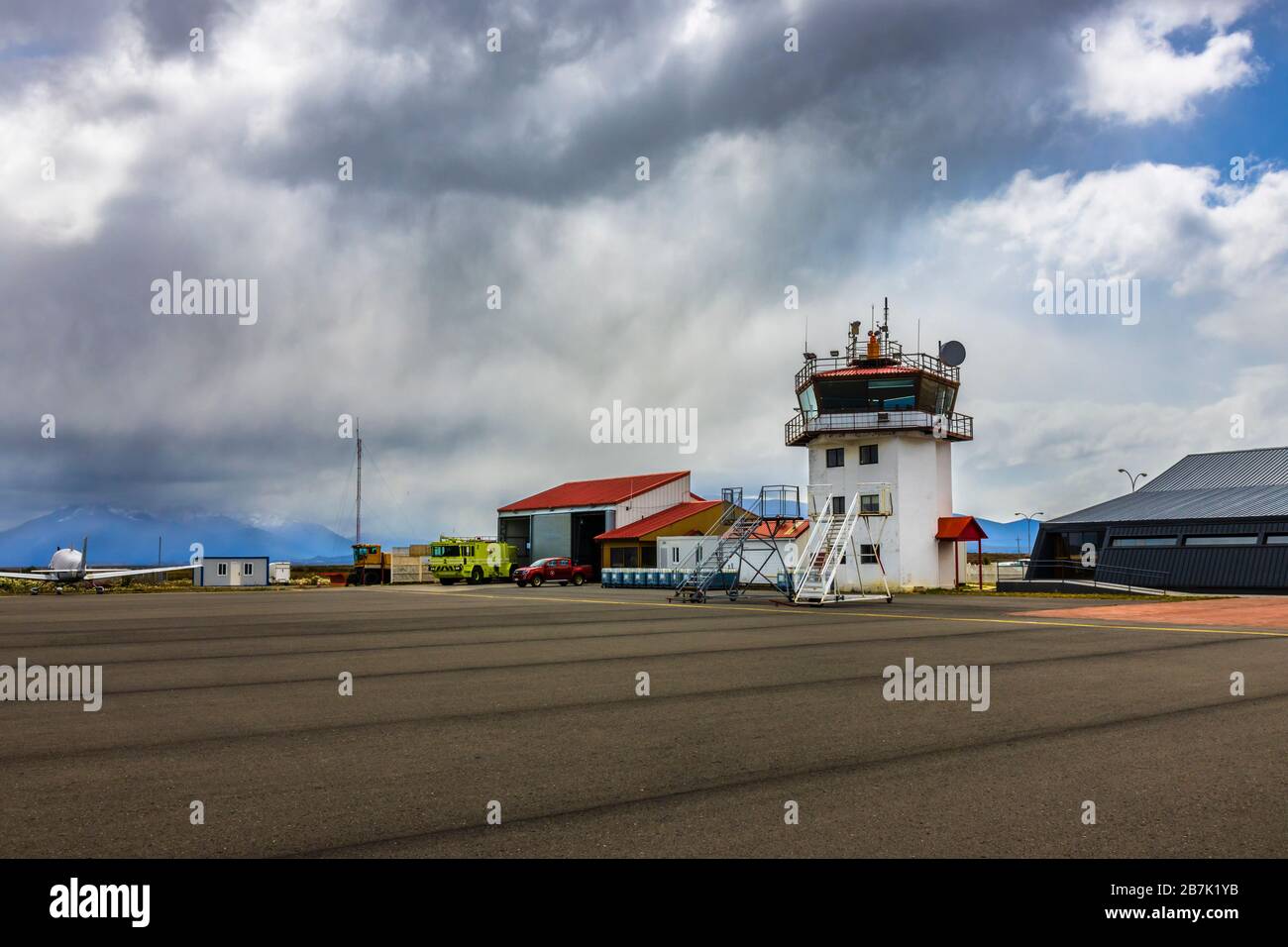Torre di controllo presso l'aeroporto di Teniente Julio Gallardo che serve Puerto Natales nella regione di Magallanes in Patagonia, Cile meridionale Foto Stock