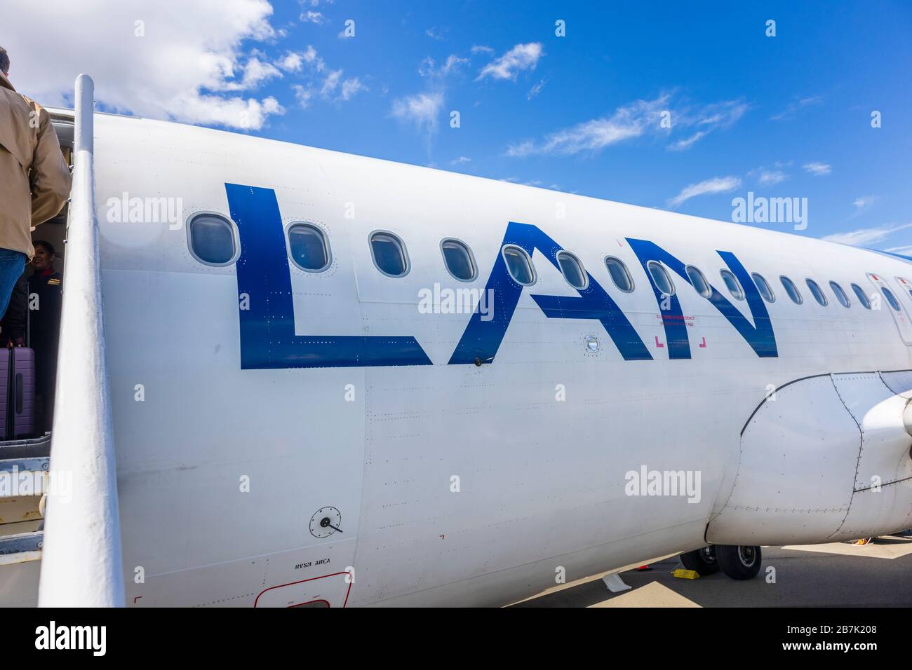 LAN (LATAM Airlines) sulla pista dell'aeroporto Teniente Julio Gallardo che serve Puerto Natales, Regione Magallanes della Patagonia, Cile meridionale Foto Stock