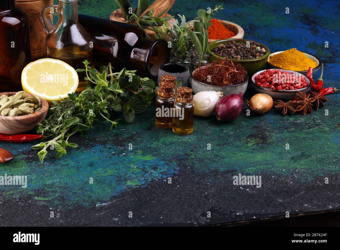Spezie ed erbe sul tavolo. Cibo e cucina ingredienti a tavola Foto Stock